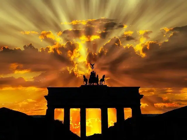 silhouette Brandenburger Tor met zon