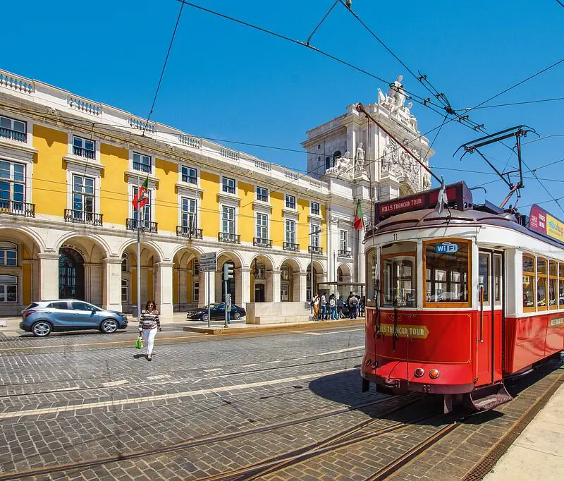 rode tram in Lissabon