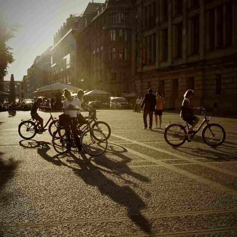 fietsen-plein-stad-zonsondergang