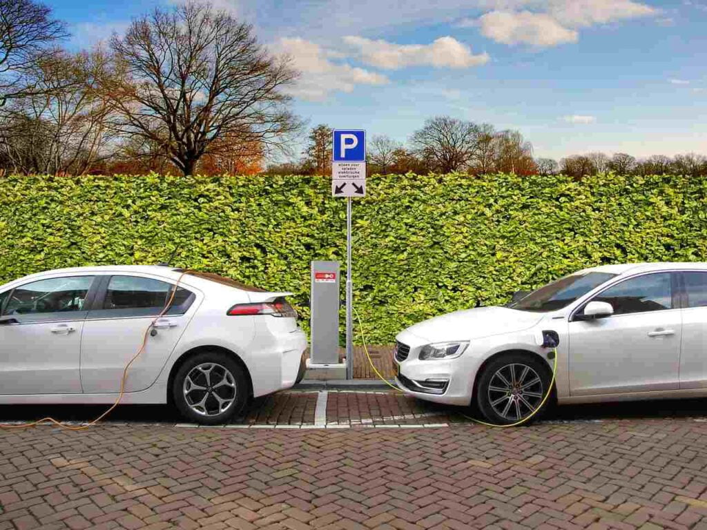 witte-elektrische-auto-opladen
