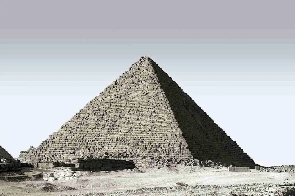egypte-piramide-in-de-woestijn