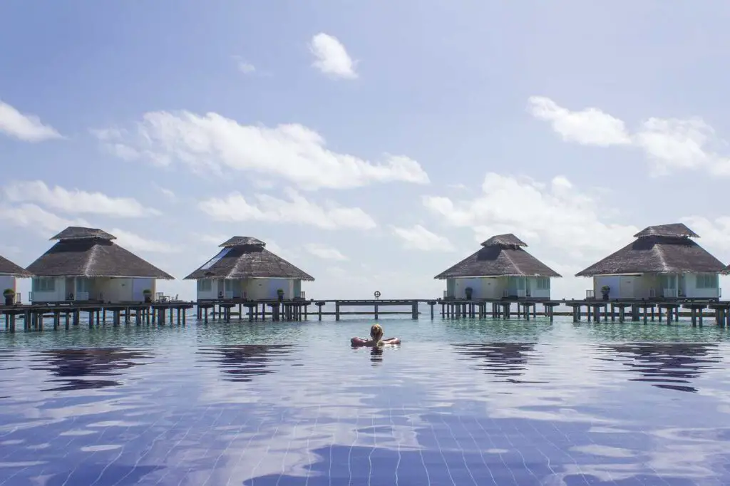 malediven-hotel-zwembad-zon