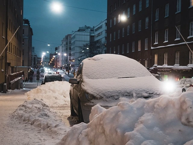 auto sneeuwvrij maken met ijskrabber