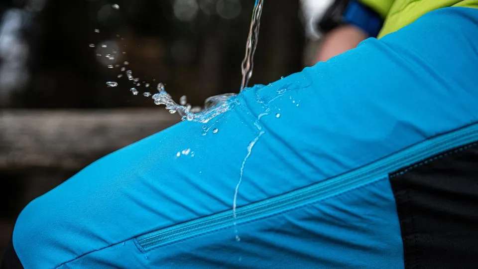 Water op waterafstotende broek