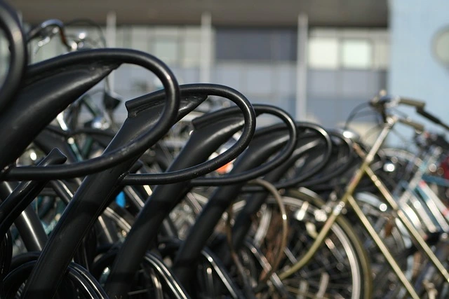 fietsenrek met fiets aan kettingslot